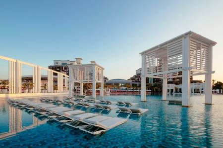 SELECTUM LUXURY RESORT Pools & Beach